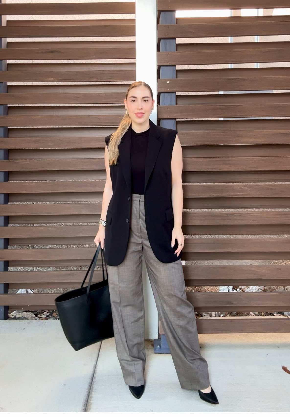Usar pantalones que me queden enormes es mi pasión 🖤  #corporatelife #OOTD #outfitideas #outfitcheck #officelife 