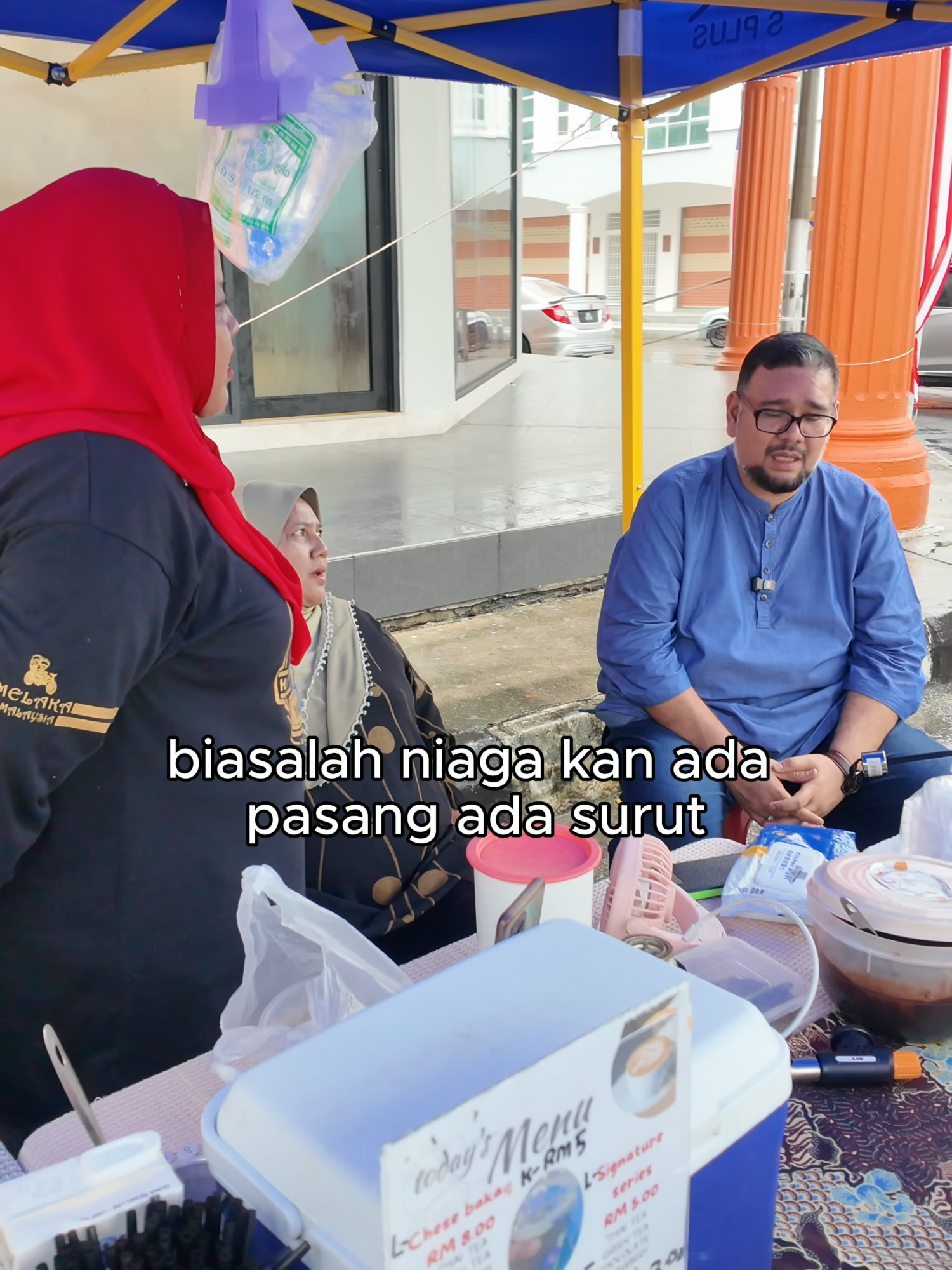 “ Walaupun sekadar gerai tepi jalan, tapi barang yg dijual sangat sedap dan bermutu tinggi…Plus dapat sokongan yg tidak berbelah bahagi dari kedua ibubapa…saksikan guyss 🫡🇲🇾💪🏻”
