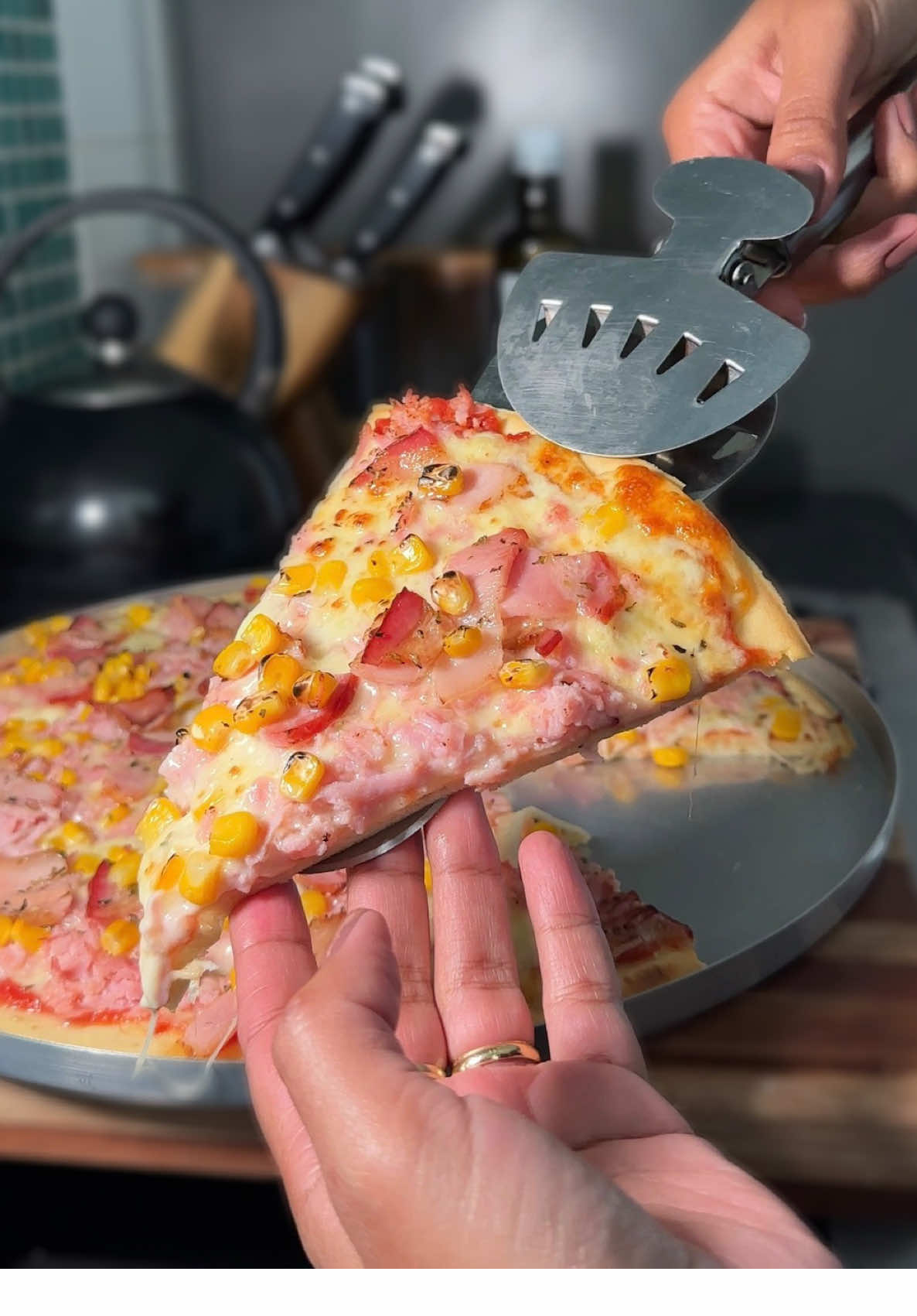 Pizza com massa de liquidificador 🍕 Receita da @Fran  Para a massa: 1 ovo 1 e 1/2 xic farinha de trigo  1 xíc leite  2 c.s óleo 1 c.cha de sal 1 c.cha de fermento - pré assar em forno pré aquecido a 180 graus até que se forme um disco levemente dourado. Para o recheio usei: Passata de tomate Queijo muçarela Presunto Bacon  Milho Orégano  - tudo a gosto  - assar em forno pré aquecido a 200 graus até o queijo derreter e dourar. #pizza #pizzalover #pizzacaseira #tiktokreceita #tiktokrecipe 