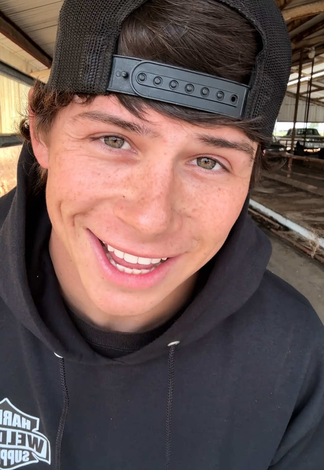 Finally got some new jeans😂also got a little Q&A today, ask away in the comment section!! #welding #bluecollar #jesus #teaapp #makeup 