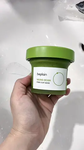 ✨ Mặt nạ đất sét Beplain Mung Bean Pore – Giải pháp cho da dầu, mụn và lỗ chân lông to. ✔ Làm sạch sâu bã nhờn, dầu thừa và tế bào chết nhờ chiết xuất đậu xanh + AHA + Niacinamide. ✔ Kiểm soát dầu, cải thiện mụn đầu đen – đầu trắng, ngăn bít tắc lỗ chân lông. ✔ Bổ sung Calamine & Allantoin giúp làm dịu, bảo vệ da, không gây khô căng. ✔ Cho làn da sáng mịn, thông thoáng ngay sau khi dùng. 👉 Thích hợp cho da dầu, da mụn và cả da nhạy cảm cần detox nhẹ nhàng. #Beplain #MatNaDatSet #SkincareRoutine #TikTokBeauty #fyp 