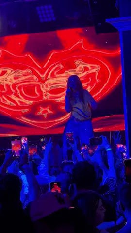 Ese culo me tiene en una nubeee #delarose #natural #dmv #musicvideo #concert 