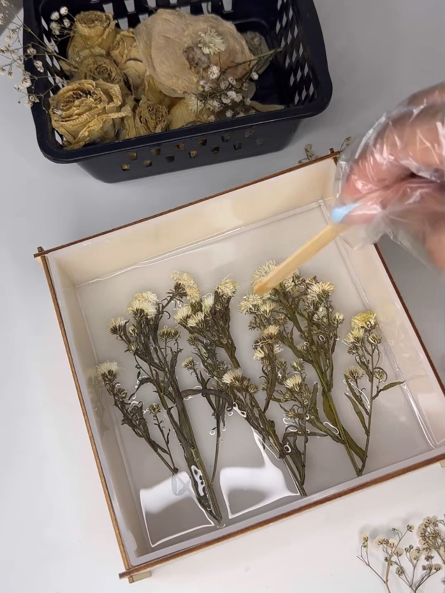 💖 Surpreenda com o que você faz! Transforme resina em chaveiros, quadros e lembrancinhas inesquecíveis 🪞 ➡️ Curso passo a passo no link da bio! #resinaepoxi #artesanatobrasil #presentescriativos #arte