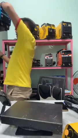 Máy hàn điện tử Hồng Ký 200Z có VRD chống giật, kèm công nghệ RPT bắt lửa hồ quang nhạy. Bảo hành 2 năm!