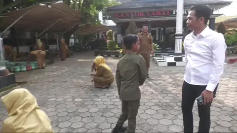 #CapCut Egi tidak berani selingkuh dari teh tita walaupun ketemu cewek cantik,om Zein ajarkan agar sopan dan santun ...#saepulbahribinzein #omzeinjagoandedimulyadi #omzeinbupatipurwakarta #omzeinbupatiaing 