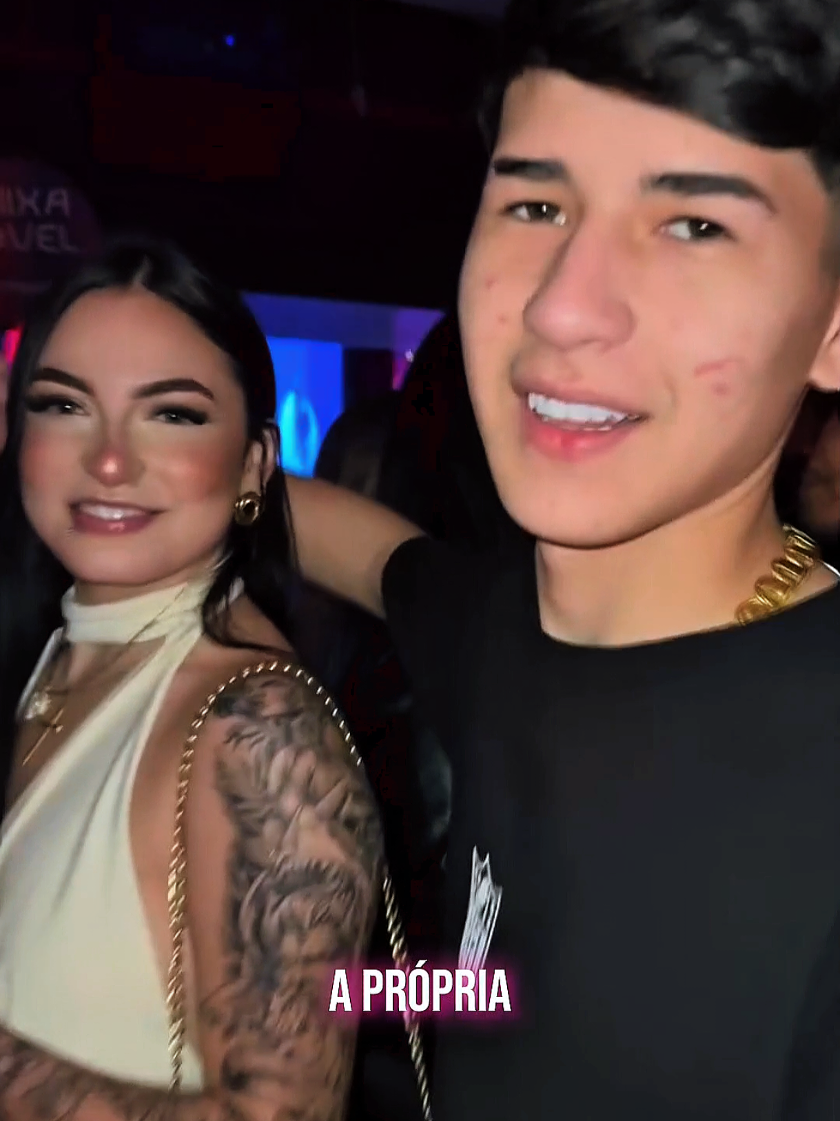 Ele filma a própria esposa flertando com outro na festa. Corajoso ou louco? Para o maridão, é só mais uma noite normal de diversão do casal. #viral #casada #esposa #fap #fyyp 