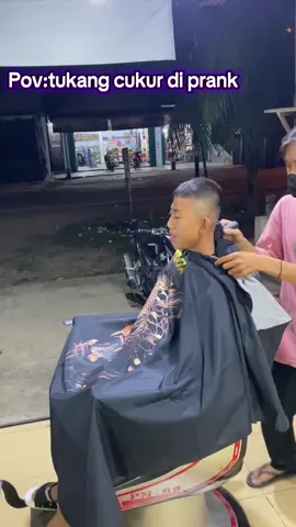 Di prank pelanggan #tukangcukur #pangkasrambut #prank #lucu_ngakak #fyp 