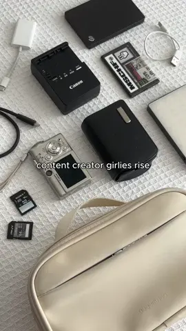 for the content creator girlies always on the go 💡📸 #contentcreator #techorganizer #camerabag #packing #asmr 