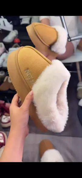 Sục bông nữ cổ lông dập chữ PATTI DUCK Đế Siêu Nhẹ...#dep #depxinh #depnuthoitrang 