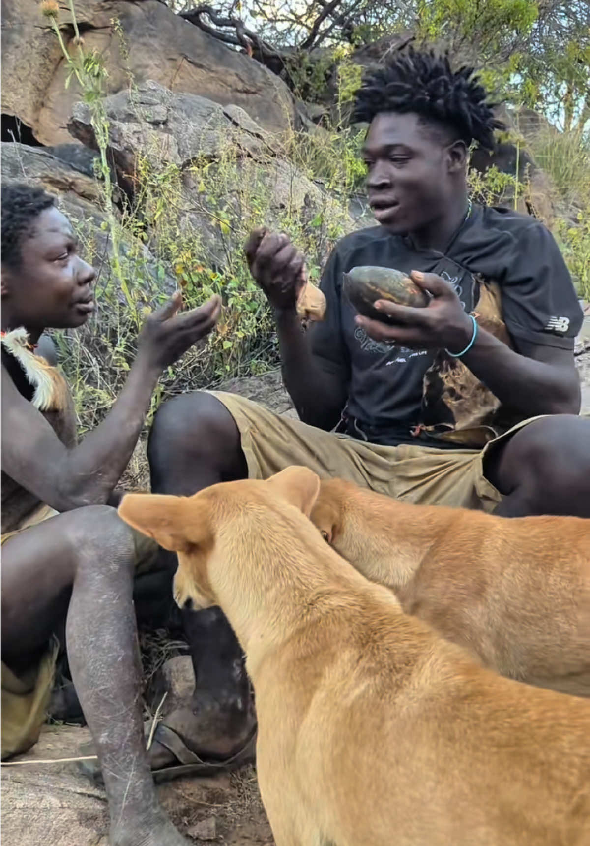 After the tribal competition, it's time for dinner again. Watching his friends eat may also be a kind of enjoyment for Chaaba#hadzabetribe #foryoupage #FoodLover #cooking #chaaba 