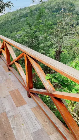 Acompáñame a restaurar el balcón. -Rapillado y pulido. -Stain wood o tinta de fondo -Masillado -Poliuretano a base de aceite para exterior. -Pulido con papel 120 para aplicar una segunda mano. #woodworking #dominicanrepublic #painting #maderasymuebles 