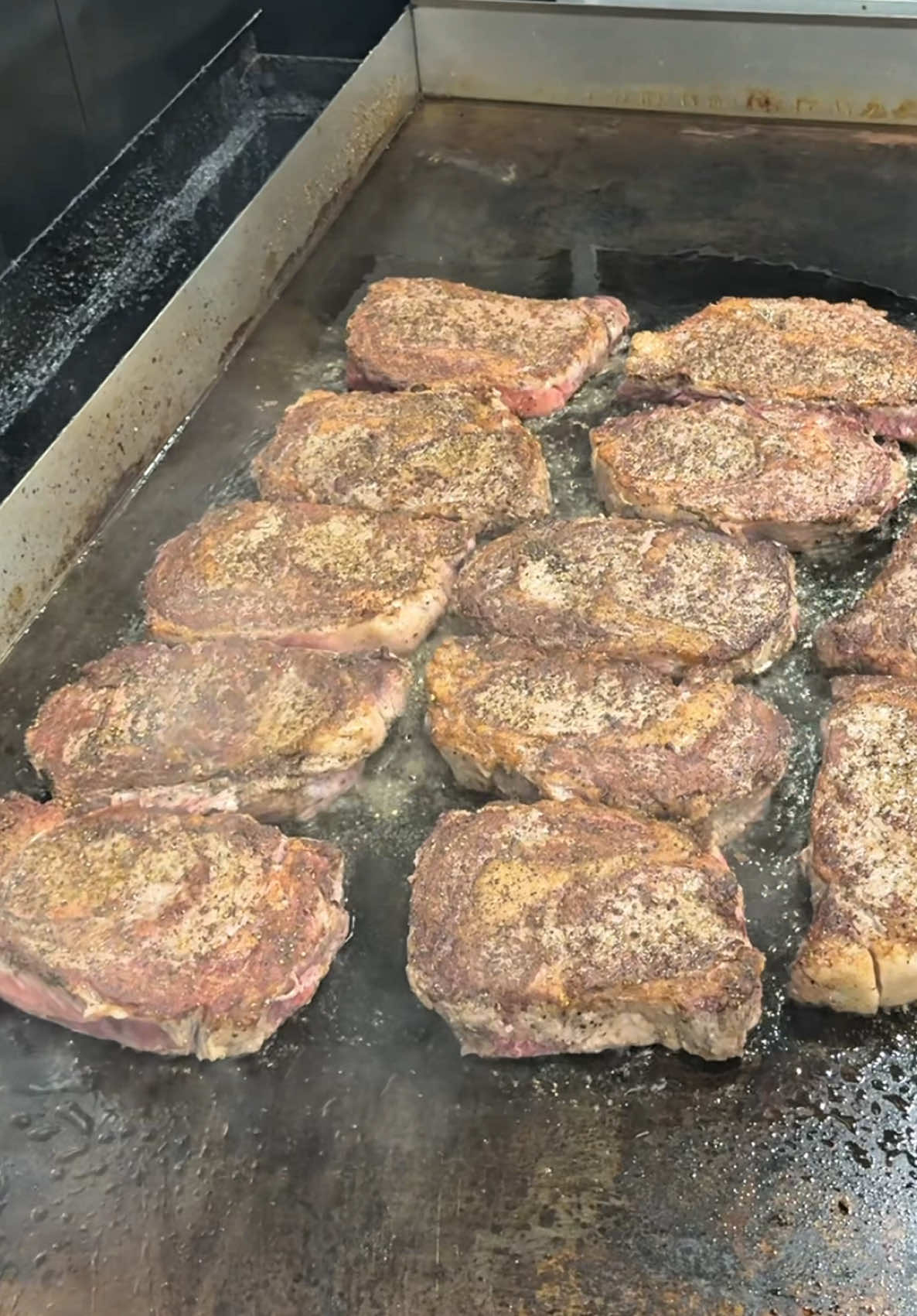 It starts with seasoning and sear! #carversteak #lasvegas #resortsworldlasvegas 