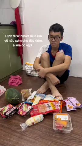 Sau không đi Winmart nữa. Đã mưa bão ở nhà lại còn tiêu hoang :) 