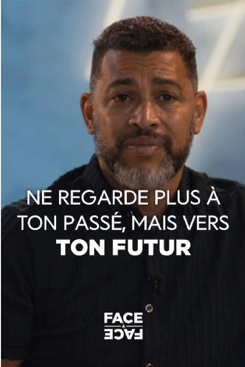 « Ne regarde plus à ton passé, mais vers ton futur » Yannis t'encourage à ne pas te complaire dans ton passé. Ce qui compte, c'est ce que Dieu fait dans ta vie aujourd'hui et ce qu'il va faire demain ! 👉 Pour voir l'émission en entier, rendez-vous sur notre chaîne YouTube EMCI TV ▶️ Face à Face : « Ce que Dieu prépare pour ton avenir »@Yannis Gautier 