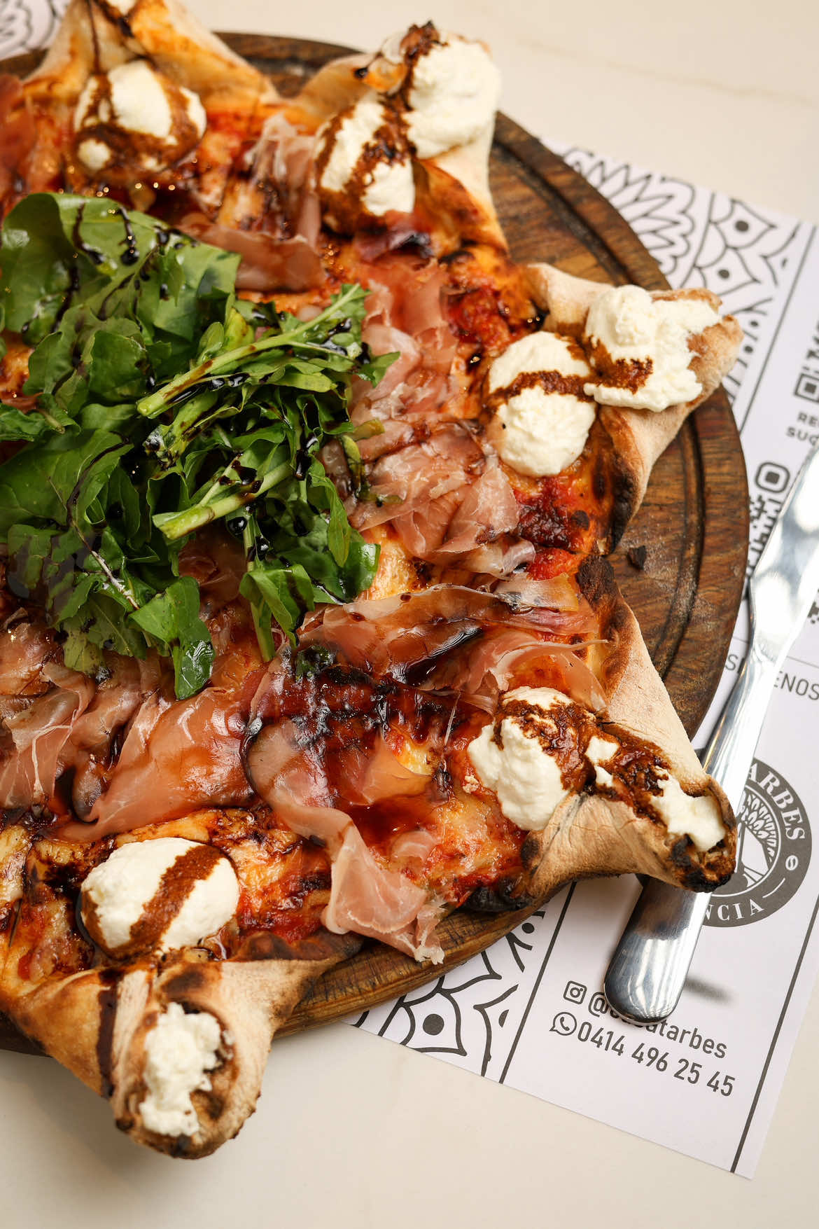 ¿Quién crees que lo hizo mejor?🫣🍕, parece fácil pero no lo es…😅 ¡Los esperamos! ⏰Visítanos en horario de: • Domingo a jueves: 7:30am - 10:00pm • Viernes y sábado: 7:30am - 11:00pm #pizza #pizzalover #challenge #casatarbes #ranking 