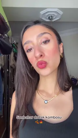 Sonbahar için kahveli dudak kombosu önerisiii 🍁🍂 •Lykd autumuz dudak kalemi  •Flormar lıghtweıght 004 •Essence 08 mocha glow lip oil  #grwmmakeup #grwm #lykd #makeuphacks #make 