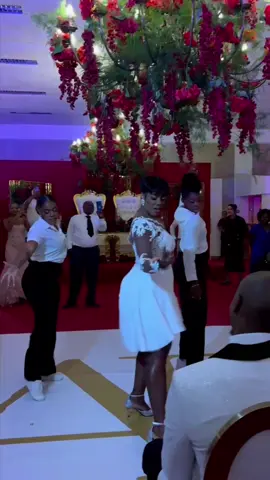Mais um pouquinho da surpresa ao meu marido 🥹👰🏾‍♀️ #casamento #angola #caboverde #fyp @Próprio Wii @Soraia Susu @moikana_official 