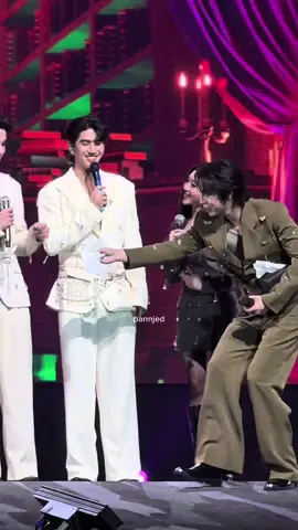 เมนทุกคนทำไรบนเวทีครับ เมนผมอยู่แผนกทิชชู่ คอยสอดส่อง ดึงและยื่นทิชชู่ให้คนอื่นที่กำลังซึ้ง 55555555555555555 ขยันขันแข็งมาก ตั้งใจทำหน้าที่มาก #MyMagicProphecyAfterParty #MyMagicProphecy #firstkanaphan @First.kp 