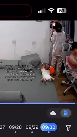 Lúc bỏ Hanni nằm tít trong góc. Mà nay ẻm biết lật qua lật lại sao mà lật rớt xún đất chứ không phải nhà em để bé chơi cạnh nệm vậy đâu ạ. Huhu sợ thật #embehanni 