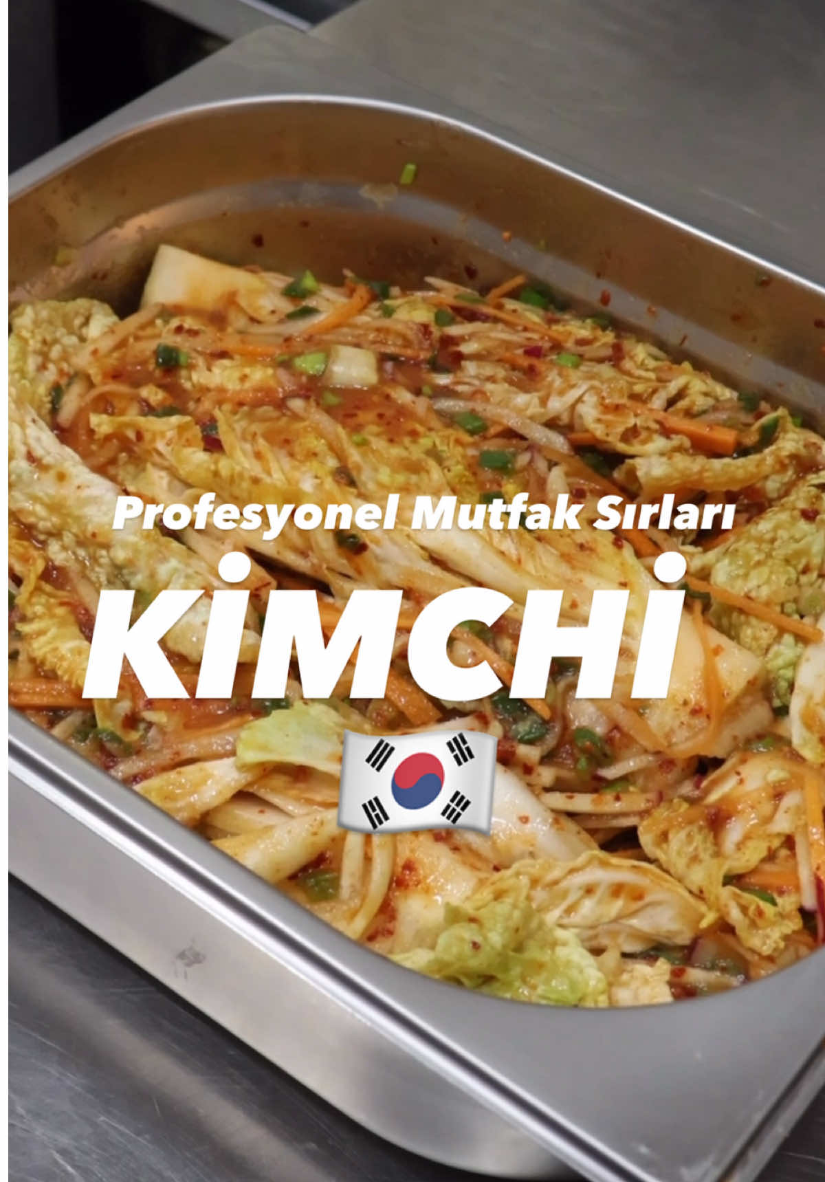 Kimchi 김치 🇰🇷 Çok bilen arkadaşlarımız için önemli not: Orijinal tarifte Çin turbu, yapışkan pirinç unu ve gochugaru biberi, kimi zaman armut ve elma da kullanılır, un kullanıldığı gibi kimi tariflerde nişasta da kullanılır. Ancak biz herkesin evinde kolaylıkla yapabilmesi adına daha kolay ulaşabileceğiniz malzemelerle bu tarifin en yalın halini hazırladık. •Malzemeler: -1 adet büyük boy Çin lahanası -1 demet taze soğan -1 adet turp (Çin turbu) -1 adet soğan -1 baş sarımsak -50 gr zencefil -2 yemek kaşığı un (yapışkan pirinç unu) -2 yemek kaşığı acı pul biber (gochugaru) -2 yemek kaşığı esmer şeker -2 yemek kaşığı fish sos veya oyster sos •Yapılış Tekniği: -Lahanayı yıkayıp kök kısmına çizik atarak elle ikiye bölüyoruz. Böylece yüzey alanı artar ve sos daha iyi tutunur. -Lahana yapraklarının arasını bolca tuzlayıp iyice yediriyoruz. Tuzlama işlemi, fermantasyon için önemli. -Lahanaları 4 saat boyunca, her yarım saatte bir çevirerek bekletiyoruz. -Kimchi sosu için: 500 ml suya unu ekleyip kısık ateşte karıştırarak hafif kaynatıyoruz. Esmer şekeri ekleyip muhallebi kıvamına gelene kadar pişiriyoruz. -Soğan, sarımsak ve zencefili blenderdan geçirip kimchi sosu ve oyster sos ile tekrar çekiyoruz. Ardından geniş bir kaba alıp acı pul biber ekliyoruz. -Havuç, turp ve taze soğanı ince doğrayıp kimchi sosuna ekleyerek karıştırıyoruz. -Tuzlama işlemi biten lahanaları yıkayıp kurutuyoruz. Yaprakların arasına hazırladığımız sosu iyice yayıyoruz. -Lahanaları kavanoza sıkı şekilde bastırarak yerleştiriyoruz. Büyük bir kapta bekletecekseniz, üzerine hava almayacak şekilde streç film kapatabilirsiniz. -Kimchi, 24-48 saat içinde fermantasyonunu tamamlayacaktır. Bugün biraz zahmetli ama bir o kadar da lezzetli bir tarif yaptık. Fermente bir ürün olduğundan küf veya çürüme olmadığı taktirde buzdolabında haftalarca saklanabilir Sıradaki tarif ne olsun? Yorumlarda buluşalım! 🫶 Afiyet olsun! ❤️ #korea #kimchi #pickles 