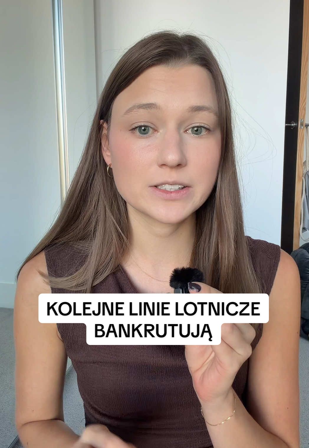 ✈️ Kolejne tanie linie lotnicze zbankrutowały! Jak to możliwe?! To miała być odrodzona legenda taniego latania – a skończyło się kolejnym spektakularnym bankructwem ✈️💔. Historia Play Airlines to przykład, jak trudny i bezlitosny jest rynek lotniczy, zwłaszcza na trasach transatlantyckich. Długa historia Play Airlines 🌍 Początek na gruzach WOW Air   Gdy w 2019 roku islandzka linia WOW Air upadła w ciągu jednej nocy, tysiące pasażerów zostało bez lotów 😱. WOW był znany z tanich biletów między Europą a Ameryką i stał się symbolem „low-costu przez Atlantyk”. Jednak agresywna ekspansja, zbyt szybki rozwój i rosnące koszty sprawiły, że firma nie wytrzymała konkurencji. 👨‍✈️ Narodziny Play Airlines   Właśnie wtedy pojawiła się koncepcja nowej linii – Play. Za projektem stali byli menedżerowie WOW, którzy wierzyli, że ten sam model da się uratować, ale z mądrzejszą strategią. Chcieli stworzyć linię bardziej stabilną, mniej ryzykowną finansowo i opartą na nowoczesnej flocie – Airbusach A321neo, które miały niższe spalanie i wydawały się idealne do długich, ale ekonomicznych lotów ✈️ 🔴 Czerwone samoloty i wielkie plany   Play wystartował w 2021 roku i od razu zwrócił uwagę pasażerów czerwonym malowaniem samolotów i prostą, chwytliwą nazwą. Linie obiecywały tanie loty między Reykjavíkiem a największymi miastami Europy – Londynem, Kopenhagą, Berlinem, Paryżem – a później również loty do USA (Nowy Jork, Waszyngton, Boston). Model miał być prosty: pasażerowie z Europy lecą przez Islandię jako hub, skąd dalej udają się do Ameryki 🌎 Dlaczego Play skończył jak WOW Air? ⛽ Rosnące ceny paliwa – Airbusy A321neo są bardziej oszczędne, ale nadal przy lotach transatlantyckich koszty paliwa stanowią nawet 30–40% całych wydatków. Każdy wzrost cen ropy natychmiast uderzał w rentowność lotów. 🛫 Silna konkurencja na Islandii – Icelandair od lat dominuje na trasach przez Reykjavik. Ma większą flotę, lepsze zaplecze finansowe i lojalnych klientów. Play, mimo niższych cen, nie zdobył wystarczająco dużego rynku. 📉 Niestabilny rynek tanich lotów long-haul – to nie Europa, gdzie Ryanair czy Wizz Air królują. Na trasach USA–Europa pasażerowie oczekują bagażu, wygody i elastyczności. Model „zapłać mało i leć daleko” często kończy się stratami, bo dodatki nie bilansują kosztów. 💸 Problemy finansowe od początku – linia miała trudności z uzyskaniem płynności. Rozwój był finansowany długiem i inwestorami, ale brak stabilnych zysków szybko wypalił gotówkę z rezerw. 🛑 Błędna strategia ekspansji – zamiast umocnić się na rynku europejskim, Play bardzo szybko zdecydował się na loty do USA. To wymagało większych inwestycji i ryzykownych tras, które nie generowały spodziewanych przychodów. ⚡ Brak zaufania rynku i klientów – po upadku WOW Air wiele osób nie ufało już pomysłowi „tanie loty z Islandii do USA”. Pasażerowie wybierali stabilniejsze i bardziej pewne linie. ✈️Brak klarownej strategii i spory między pracownikami - o tym wiemy najmniej, ale w mediach huczy od doniesien o niezadowoleniu pracowników z warunków zatrudnienia i kierunku rozwoju firmy. 🩷 Daj znać czy słyszałeś o innych takich sytuacjach. 💫 Zostaw follow aby byc na bieżąco z lotniczym swiatem linie lotnicze, tanie linie lotnicze, samoloty pasażerskie, lotnictwo cywilne, podróże lotnicze, tanie bilety lotnicze, loty międzynarodowe, loty dalekodystansowe, loty transatlantyckie, biznes lotniczy, upadek linii lotniczych, bankructwo linii, kryzys w lotnictwie, branża lotnicza, pasażerowie lotniczy, podróże samolotem, transport lotniczy, loty Europa, loty Ameryka, podróże tanie, rynek lotniczy, flota samolotów, lotnisko, start samolotu, lądowanie samolotu, pilot, stewardessa, turbulencje, historia lotnictwa, ciekawostki lotnicze, avgeek, aviation lovers, travel, podróże międzynarodowe, turystyka lotnicza, tanie podróże, podróżowanie samolotem, trasy lotnicze, połączenia lotnicze, przewoźnik lotniczy, samolot pasażerski, ekonomia lotnicza, świat lotnictwa #fyp #dlaciebieforyou #boeing #podroze #playairlines 