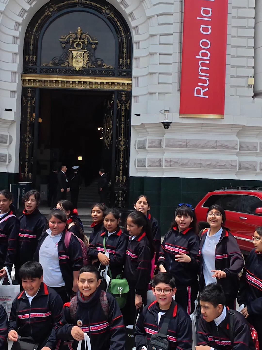 🏛️Diversos colegios disfrutaron una experiencia única en el Congreso, con recorridos, historia y dinámicas especiales por los 203 años del Parlamento Nacional. 🎉✨