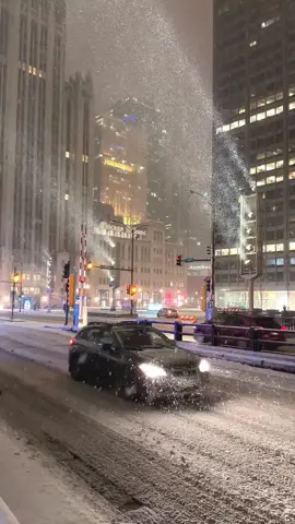 Chicago love 😍 #chicago #downtown #chicagodowntown #chicagoarchitecture #usa  Chicago, travel Chicago, winter road trip in Chicago, scenic city winter drive, snow drive, Trump International Hotel & Tower Chicago, London House Chicago