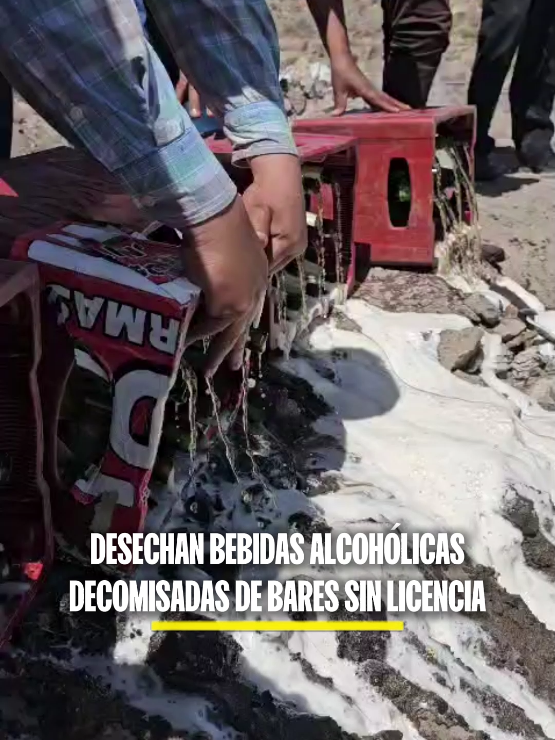 🔴Cerca de 2 mil botellas de cerveza, ron, pisco y otras bebidas alcohólicas fueron desechadas luego de ser decomisadas de bares sin licencia en Cerro Colorado, Arequipa. 📌 Más información en latinanoticias.pe