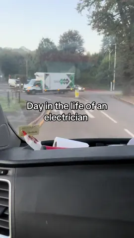 What a dossy day. @Invoice Fly #ad #sparkylife #electricianlife #electrician #sparky 