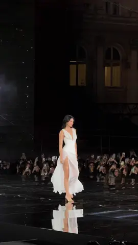 Fall in love again and again @L’Oréal Paris @Kendall Jenner #defilelorealparis #kendalljenner #dresses 