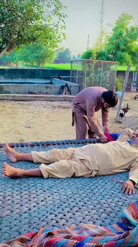 “Chori Mahngi Par Gai! 😂💰” Jab banda sochta hai ke chori kar ke maze karega… lekin ulta hi phas jaye, to hasi rokna mushkil ho jata hai! 🤣 Is video mein dekhiye kaise ek chhoti si chalaki ban gayi badi galti — aur gaon walon ne kar di full comedy! 😆 Pure desi style mein gaon ki life, funny reactions aur wo humor jo seedha dil chhoo jaye! 🤭 Please TikTok team, this is clean, family-friendly entertainment following all guidelines. Don’t put the video under review. 🙏 #AsadRaza457 #VillageLife #Viral #foryoupage 