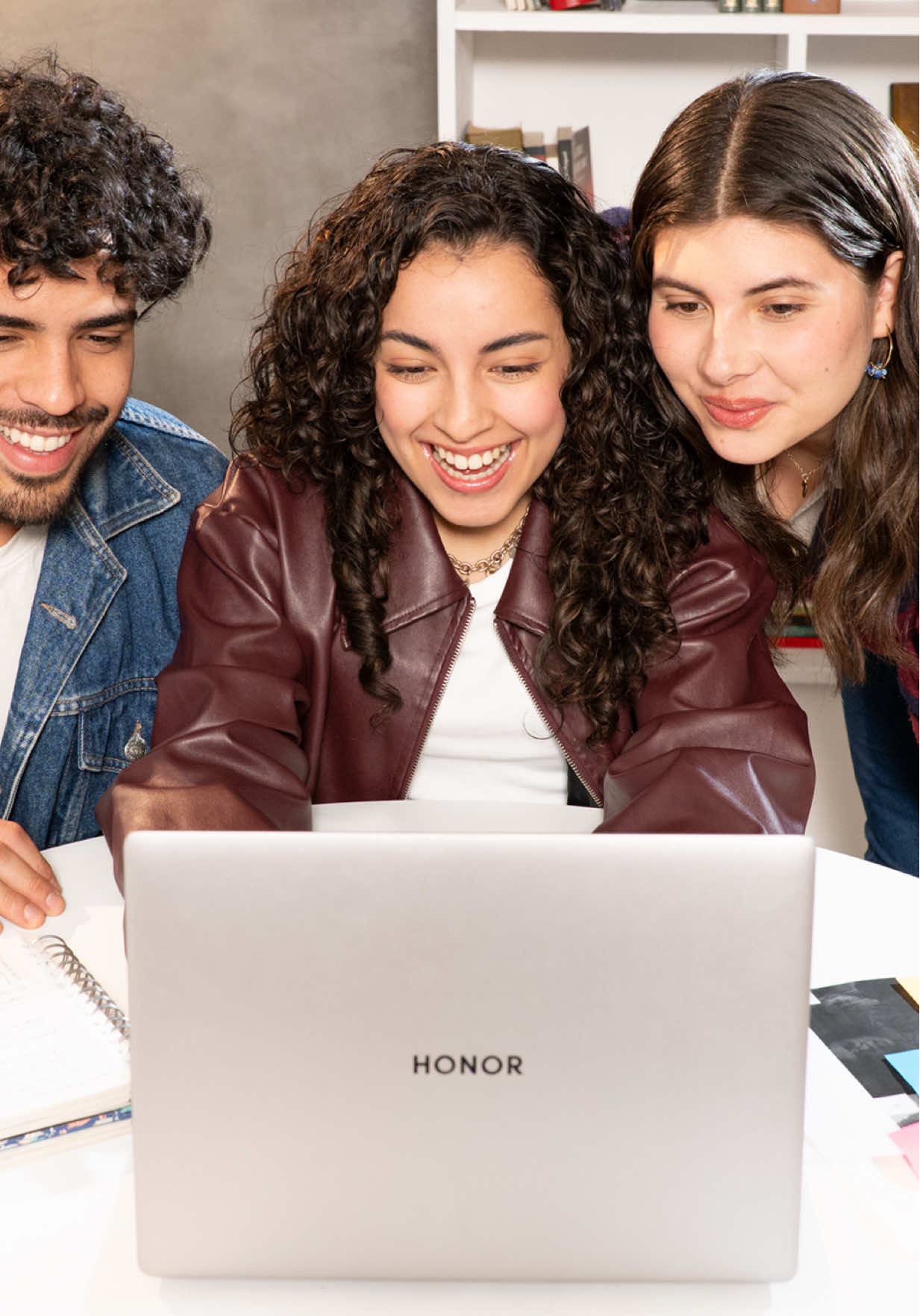 HONOR 400, Pad 10 y MagicBook Pro 14 redefinen lo que significa multitasking con el Ecosistema HONOR IA 🚀✨ Apunta en la tablet, revisa en el cel y termina en la laptop, todo conectado de forma inteligente: 📱 Compartir Pantalla IA: trabaja con varias vistas. 🔄 Operación entre Dispositivos IA: edita y transfiere al instante. 🌐 Compartir Conexión IA: mantente siempre online. 📷 Compartir Cámara IA: usa tu cámara en cualquier dispositivo. Ecosistema HONOR AI, potencia tu vida con IA. 💻📱🤩 #HONORMagicBookPro14 #HONORPad10 #EcosistemaHONORIA