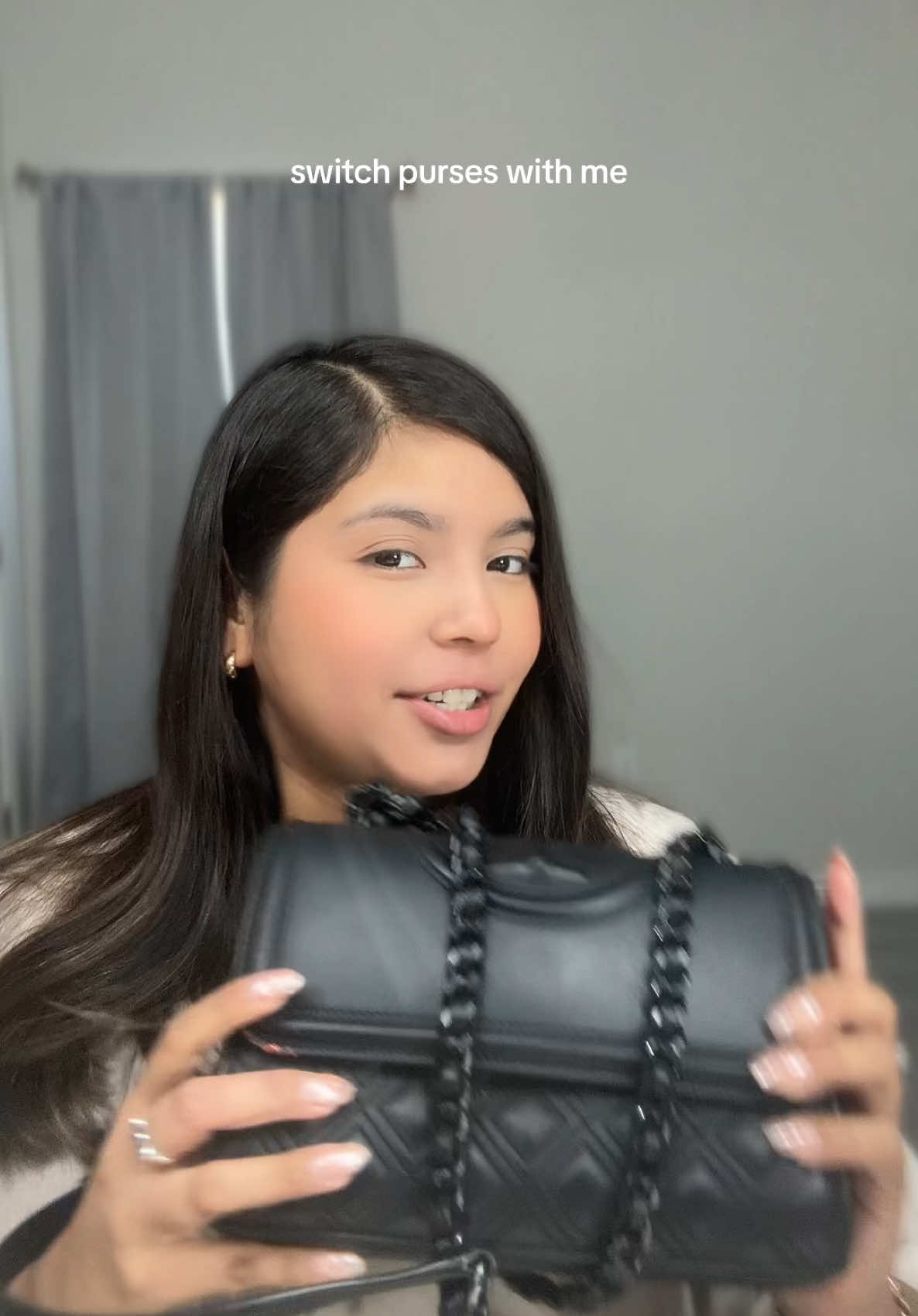 #whatsinmybag #essentials #fypシ #girlytok #pursetok 