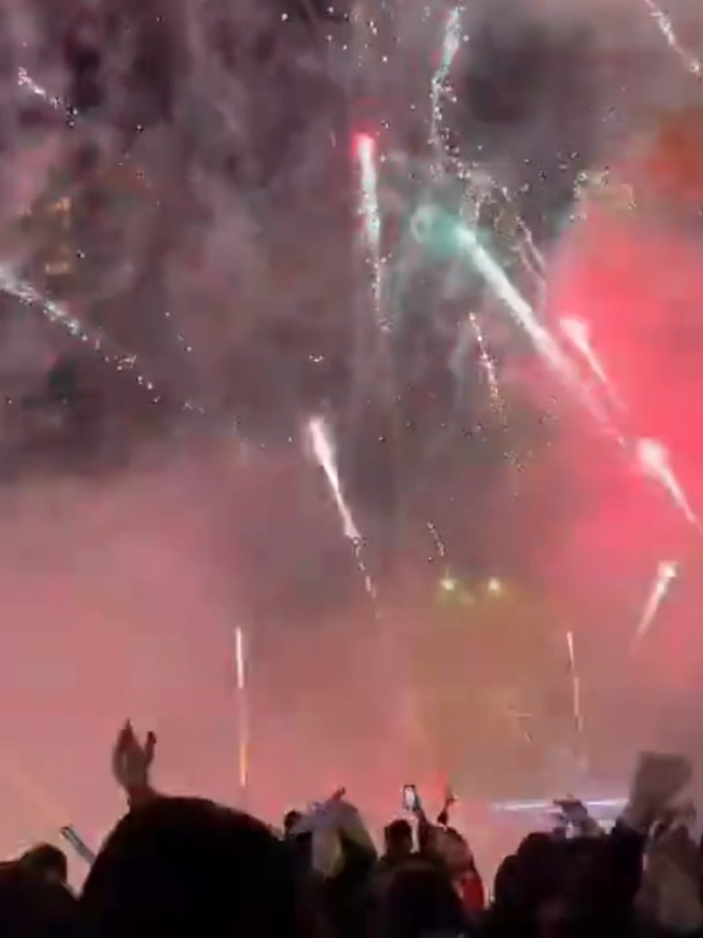 SEJA BEM-VINDO A ISTAMBUL, LIVERPOOL! 🇹🇷 Se liga no foguetório que os torcedores do Galatasaray fizeram em frente ao hotel da equipe inglesa na última madrugada! 🤯🎇 Quem vai vencer esse duelo válido pela Champions League? 🤔 🎥: OurSoul_Gala #redes6