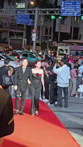 Vợ chồng ca sĩ Dương Ngọc Thái đẹp đôi Giao lưu cùng dàn cast phim Chị Ngã Em Nâng #chingaemnang #phimhaymoingay #duongngocthai 