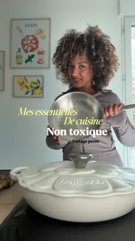 Voici mes essentiels de cuisine non toxiques 🌿 Casserole pétale @lecreusetfrance : fonte émaillée, rétention de chaleur, idéale mijotés et plats au four. 	•	Wok @lagostinafrance : acier multicouche, chauffe homogène, cuisson rapide à feu vif. 	•	Poêle inox @sitram_fr : acier 18/10, neutre et durable – mode d’emploi : chauffer, tester, cuire. 	•	Casserole @sitram_fr : inox 18/10 ou alu pressé, compatible induction 	•	Poêle @ourplace : revêtement sans PFAS/PTFE, multifonction, design pratique. 	•	Mandoline  Amazon : lame réglable pour tranches fines et régulières,
