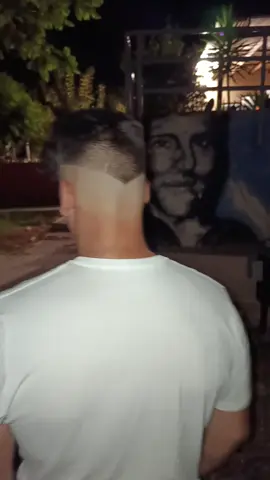 voglio bere in un bicchiere rotto, in modo che io possa sentire di più il sapore dell' alcool 🔱