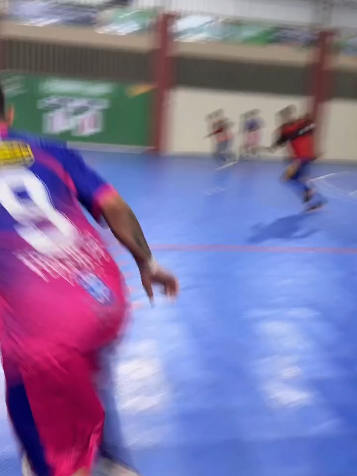 TEM QUE DAR O PUSKAS PRA ELE!  Olha o gol que o amigo fez no futsal, driblou todo mundo, passou no meio de dois, saiu do carrinho e fez um GOLAÇO!  Estava todo mundo atrás dele, mas ele só foi parar dentro do go!  Já fez um gol assim? Comenta aí! Vídeo: @torino.fcofficial/No Instagram e @marcelinhojnr #NSports #Esportes #InfinitasPaixões #fyp #fy #Sensacional #inacreditavel #Absurdo #Varzea #Skills #Dribles #Futebol #Golaço #futsalskills