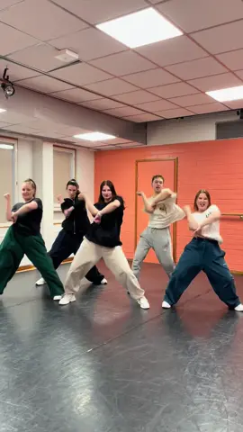 Ai että, kohta uutta koreoo 🙂‍↕️✨ #dance #tiktoksuomi #fyp  #collusiondanceteam @IsacElliot 