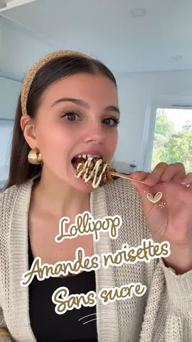 Lollipop Amandes/noisettes sans sucre ajouté. Idéal au petit dej ou au goûter, un en-cas sain, sans sucre ajouté et surtout absolument délicieux ! - Torrifier 100g de flocon d’avoine, 40g de noisettes, 40g d’amandes à 180 degrés pendant 10 mins. - Hacher le mélange (il faut qu’il reste de gros morceaux, c’est meilleur 🫣) - On chauffe à feu doux 50g d’huile de coco, 40g de sirop d’agave + 40g de miel - Hors du feu on rajoute notre mélange (noisettes, amandes et flocons d’avoine) - On forme des petits tas (bien serrés!) et on enfourne 10 mins à 180 degres. - On laisse refroidir 5 mins et on insère nos petits bâtonnets (attention on y va délicatement!) - On attend 1 bonne heure que la sucette devienne bien dur - On rajoute si on le souhaite du chocolat par dessus Et voilà c’est prêt ! Je vous assure que c’est une DINGUERIE tellement c’est bon ! #Recettes #Recettesenfants #Recetteshealthy #Mamans 