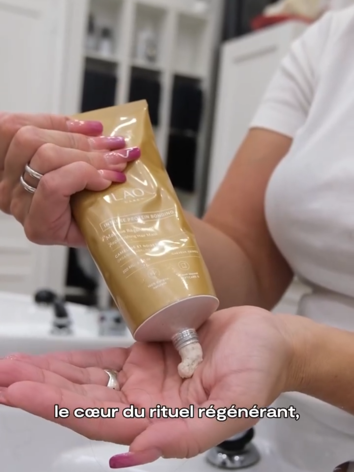 Léa du service marketing LAO Care passe sous les doigts de fée de @lesbouclettesdeceline pour vous expliquer comment bien utiliser la Cure Régénérante Léa est arrivée il y a maintenant 1 an chez LAO Care et elle a été le cobaye parfait avant le lancement de la cure régénérante : cheveux endommagés et fragilisés par les balayages et les lissages, bref elle a testé INTENSE PROTEIN BONDING et l’a adoré ! Aujourd’hui elle retente l’expérience et vous apporter tous ses tips pour profiter pleinement de votre cure ! 🫶🏼👀 #LAOCare #LAOTour #Bonding #haircare #cheveuxbouclés #routinecheveux #cheveuxsains