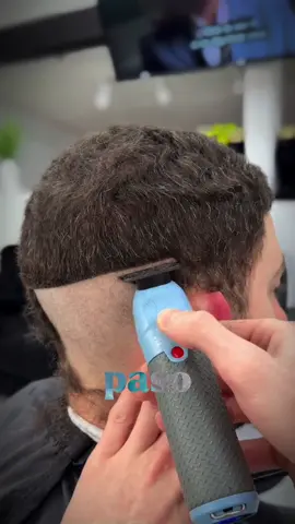Si quieres aprender barbería como se hace en la vida real, sígueme. Lo que no te enseñan en las academias, te lo enseño yo. 💈🔥 #barbería #barbero #aprendebarbería #fadeperfecto #barberoscolombia   