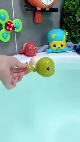 ✨ Hora do banho muito mais divertida! 🛁🐢🐠 ✔️ Brinquedos de animais aquáticos (tartaruga, peixe, baleia e caranguejo) ✔️ Movidos a corda: nadam sozinhos na água ✔️ Perfeito para banho ou piscina ✔️ Estimula a diversão e o aprendizado do bebê #BrinquedoDeBanho #DiversaoNaAgua #BebeFeliz #TikTokShopBrasil