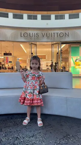 Fashionista girl. #fashion #girl #baby #fyp #louisvuitton @Louis Vuitton 