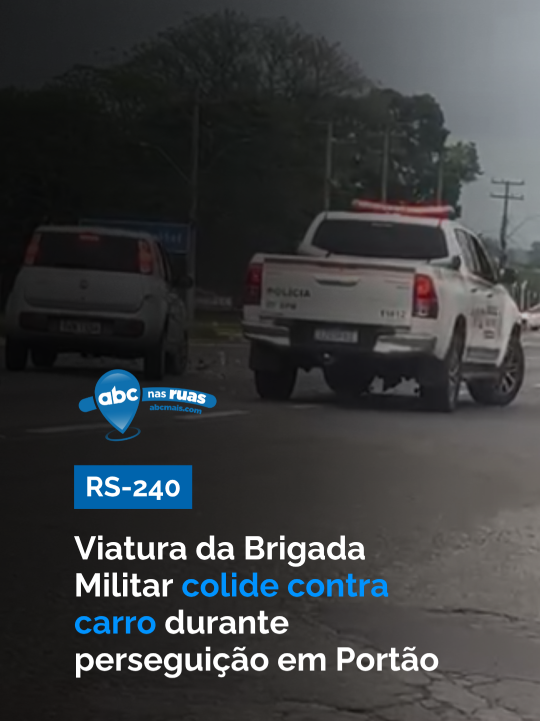 ABC NAS RUAS | Uma perseguição policial mobilizou o Comando Rodoviário e a Brigada Militar na manhã desta terça-feira (30), em Portão. O acompanhamento começou quando o motorista de um Logan não aceitou uma abordagem de rotina do CRBM e fugiu por ruas internas do município. Durante a perseguição, uma guarnição da BM passou a acompanhar o veículo em fuga, mas ao acessar a RS-240, a viatura colidiu contra outro carro que transitava pela rodovia. Ninguém ficou ferido e os policiais seguiram perseguindo o motorista em fuga. Leia a matéria completa em 📲abcmais.com 👉Acesse o link na bio #acidente #portao #valedosinos #jornalvs #jornalnh #abcmais