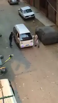 سرقا بقت عيني عينك 🔥🤐