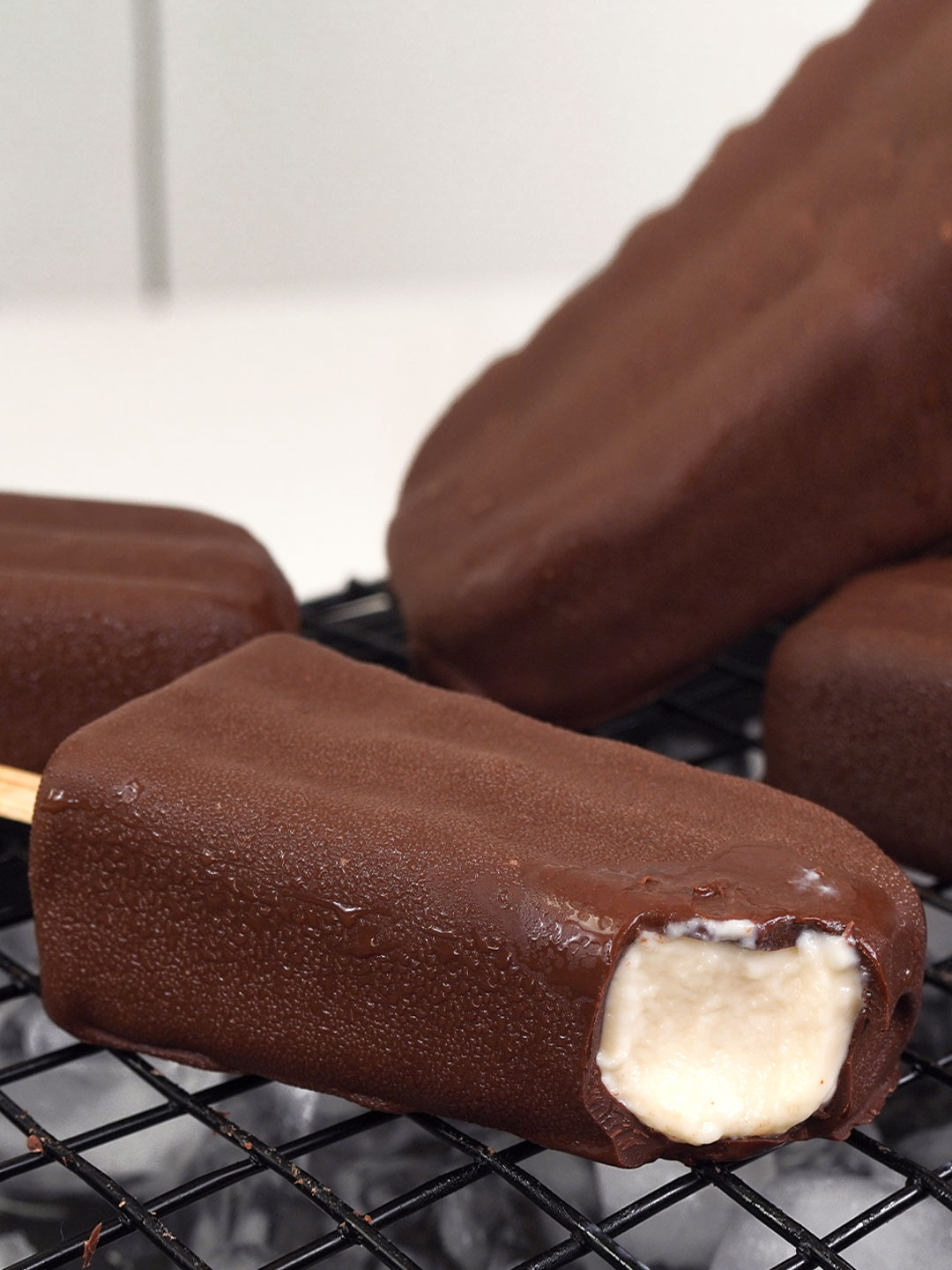 Não compro mais picolé desde que descobri isso!  (PICOLÉ MEGA CASEIRO) INGREDIENTES: - 1 cx de creme de leite - 1/2 cx de leite condensado - 1/2 xíc. de leite integral - 1/2 xíc. de leite em pó - 300g de chocolate meio amargo/ ao leite - 1/2 embalagem de gelatina incolor MODO DE FAZER: Bata no liquidificador o creme de leite, leite condensado, leite integral e leite em pó. Adicione gelatina incolor hidratada e bata novamente. Coloque em forminhas e leve ao freezer por 1h, adicione os palitos e volte ao freezer por de 3 a 4 horas. Passe no chocolate fracionado derretido e retorne ao freezer! #picolés #economia #sorvete#sorvetecaseiro#picolecaseiro