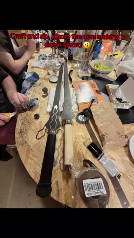 🔥 Craft & Sip kveld hos oss ser aldri lik ut – noen maler, noen broderer… og så har du den ene som bare smiir et episk sverd 🗡️✨ På vårt bord er det plass til både kritiske treff og kreative prosjekter! 🎨🧵⚔️ @Artsy Siren @DnD matterial  #Dnd #Tabletop #nerd #CraftAndSip #EpicLoot 