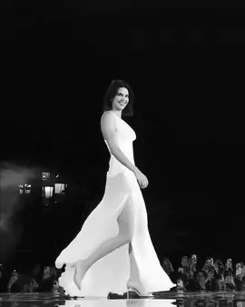 kendall for the L'Oréal Paris 2025 fashion show #kendalljenner #SuperModel #foryoupage #fyp 