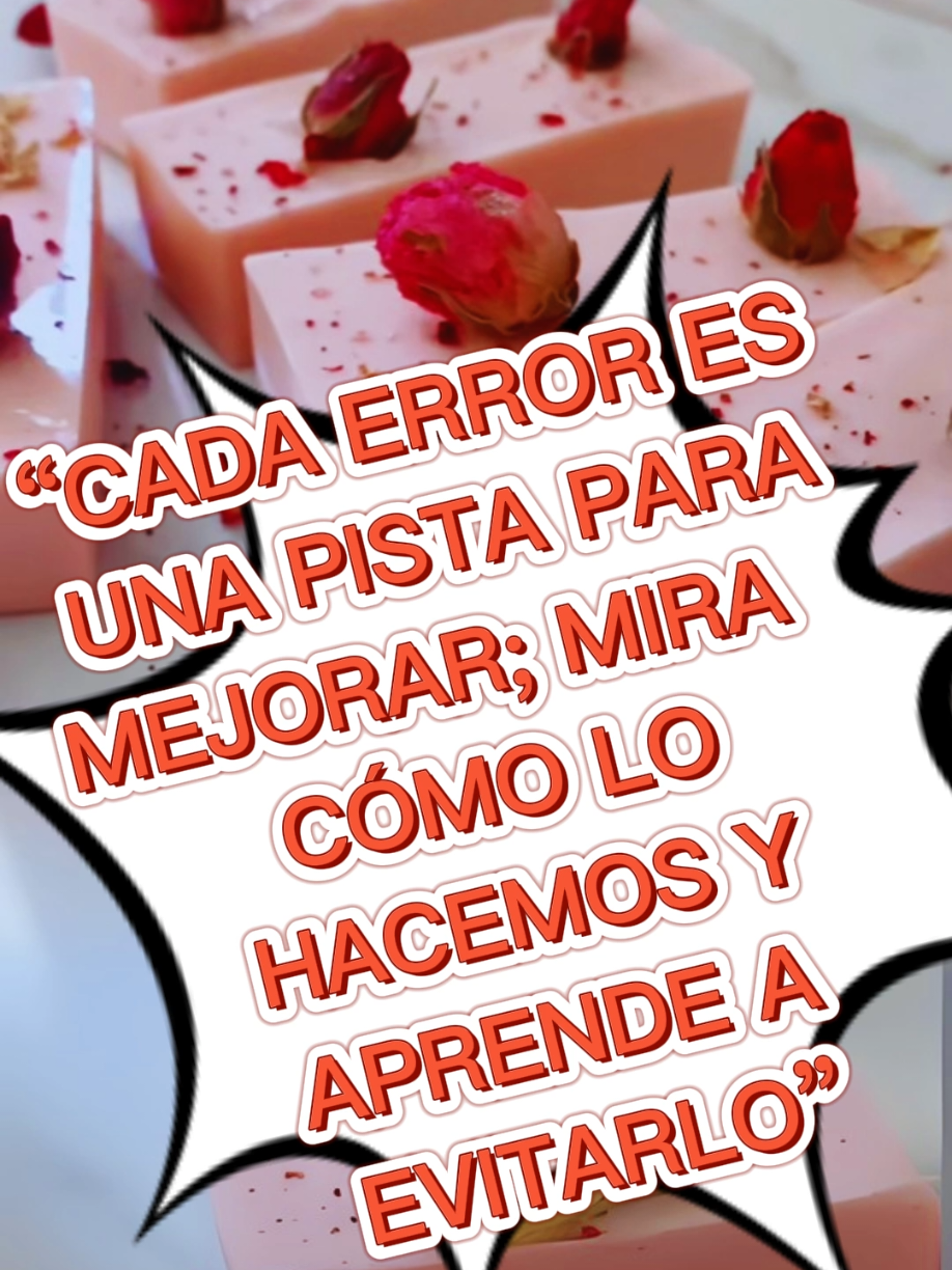 💡 “Cada error es una pista para mejorar.” Mientras elaboramos este jabón de rosas 🌹🧼 verás decisiones pequeñas que hacen grandes diferencias: cómo evitar burbujas ✨, por qué enfriar a cierta temperatura ❄️ y cómo estabilizar el color 🎨. Comprender el proceso te ahorra frustraciones y te permite crear jabones que realmente disfrutes. 📌 Ingredientes: -500 g de glicerina blanca 🧼 -Colorante rosa (líquido o en polvo) 🌸 -Fragancia de rosas 🌹 -Alcohol 96% 🍶 -Moldes preparados 🛠️ -Opcional: pétalos de rosas 🌺, decoraciones con colorante rojo, negro o azul 🎨 ⚙️ Preparación: 1️⃣ Derrite la glicerina blanca en microondas o hornilla eléctrica 🔥. 2️⃣ Añade el colorante rosa y la fragancia de rosas, mezcla hasta homogeneizar 🌸. 3️⃣ Vierte en los moldes preparados 🛠️. 4️⃣ Agrega decoraciones opcionales: pétalos 🌺 o toques de color 🎨. 5️⃣ Rocía con alcohol al 96% para eliminar burbujas ✨. 6️⃣ Deja enfriar hasta que solidifique ❄️ y desmolda. 👉 Síguenos para más tips, comenta MEJORA contándonos tu experiencia, guarda este video y escríbenos por privado 📩 si quieres formación más completa. #soapmakingtiktok  #jabonescaseros  #jabonesdecorativos  #jabonesartesanales  #jabonesdeglicerina  #hechoamano  #velasartesanales  #velasaromaticas  #jaboneshechosamano  #soapaddict  #artesania #hechoconamor  #emprendeconjabones 